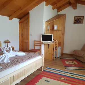 Pokój z łóżkiem king-size